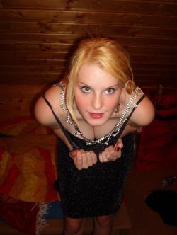 Amateur set - blonde young girl showing all 13/19