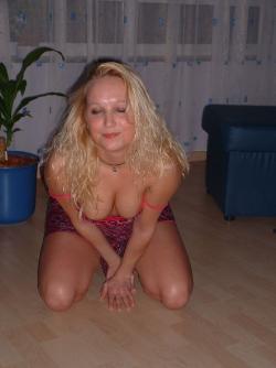 Amateur set - very nice blonde girl showing all 16/31
