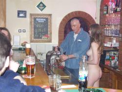 Amateur veronica - naked in pub 2/29