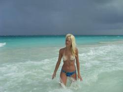 Hot topless blonde at the beach 3/5