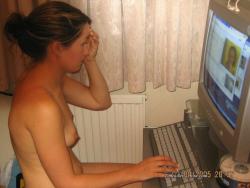 Amateurs girl naked in the computer no.01 6/24