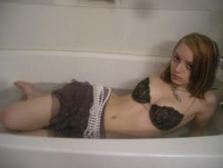 Girlfriend in bathroom(40 pics)