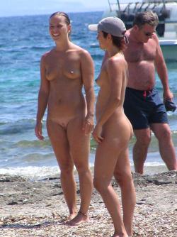 Young nudist - amateur spy photos no.06  45/49