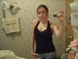 Amateur girlfriend takes selfpics 2/22