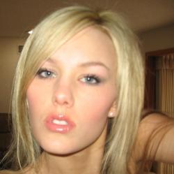Blond amateur girl and her holiday selfpics  11/18