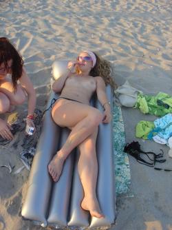 Amateur beach babes  12/20