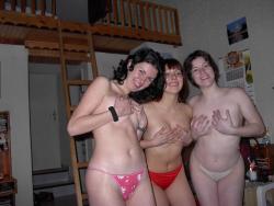 3 college  girls posing  20/22