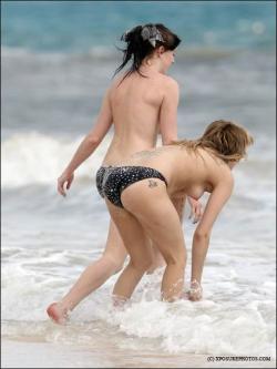 Celeb - peaches geldof topless on beach  20/21