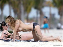 Celeb - peaches geldof topless on beach  14/21