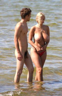 Amateurs girl topless at the beach - spy photos 02 2/48