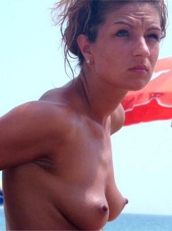 Amateurs girl topless at the beach - spy photos 02 5/48