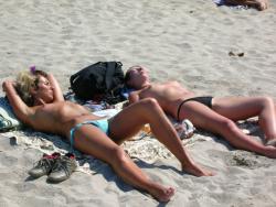 Amateurs girl topless at the beach - spy photos 02 18/48