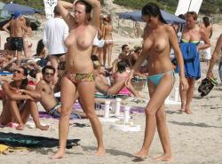Amateurs girl topless at the beach - spy photos 02 17/48
