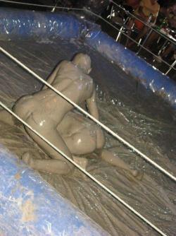 Mudwrestling girls 20/39