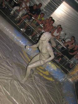 Mudwrestling girls 32/39