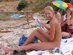 Amateurs nudist girls on the beach no.05  42/50