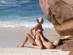 Amateurs girl topless at the beach - spy photos 03 1/50