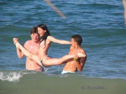 Amateurs girl topless at the beach - spy photos 03 2/50