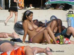 Amateurs girl topless at the beach - spy photos 03 4/50