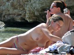 Amateurs girl topless at the beach - spy photos 03 9/50