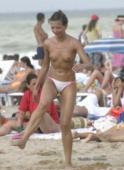 Amateurs girl topless at the beach - spy photos 03 10/50