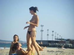 Amateurs girl topless at the beach - spy photos 03 14/50