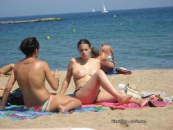 Amateurs girl topless at the beach - spy photos 03 19/50