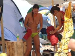 Amateurs girl topless at the beach - spy photos 03 33/50