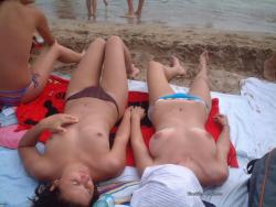Amateurs girl topless at the beach - spy photos 03 34/50