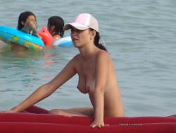 Amateurs girl topless at the beach - spy photos 03 35/50
