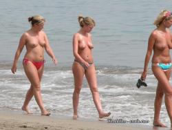 Amateurs girl topless at the beach - spy photos 03 37/50