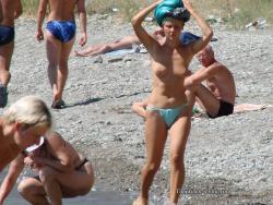 Amateurs girl topless at the beach - spy photos 03 38/50