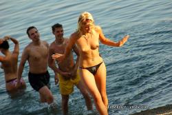 Amateurs girl topless at the beach - spy photos 03 39/50
