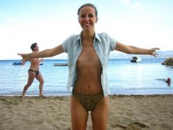 Amateur topless girls on the beach no.10  16/50