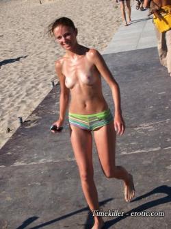 Amateur topless girls on the beach no.10  19/50