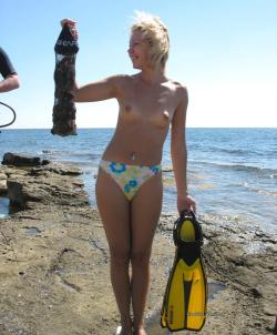 Amateur topless girls on the beach no.10  30/50