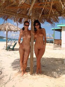 Naked girls on the beach dziewczyny nago na plazy 12/25