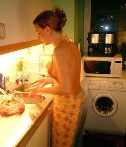 Naked amateur girls cook in the kitchen 5/35