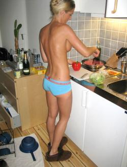 Naked amateur girls cook in the kitchen 18/35
