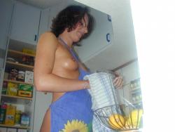 Naked amateur girls cook in the kitchen 20/35