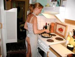 Naked amateur girls cook in the kitchen 23/35