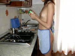 Naked amateur girls cook in the kitchen 29/35