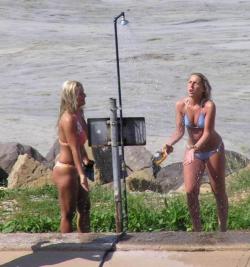 Shower bikini beach -  voyeur pics 15/28