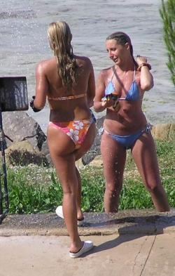 Shower bikini beach -  voyeur pics 25/28