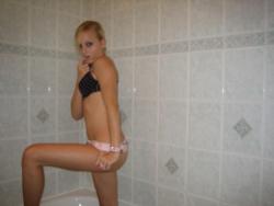 Pikotop - naked blondy in bathroom 4/32