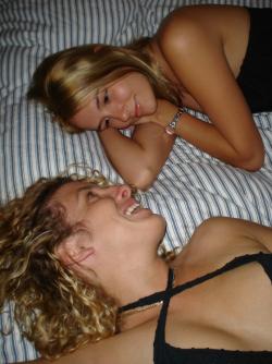 2 sexy girlfriends posing (18 pics)