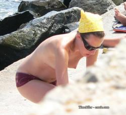 Amateurs girl topless at the beach - spy photos 04 10/50