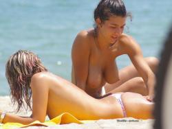 Amateurs girl topless at the beach - spy photos 04 13/50