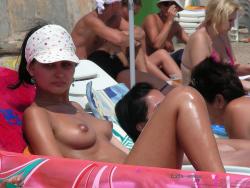 Amateurs girl topless at the beach - spy photos 04 16/50