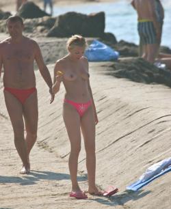 Amateurs girl topless at the beach - spy photos 04 26/50